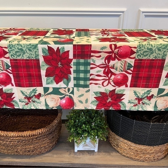 Christmas/Holiday Rectangular Tablecloth Country Patchwork Holly Poinsettia Tree - Picture 1 of 13